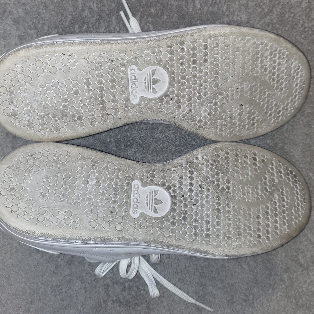 Tennis shoes